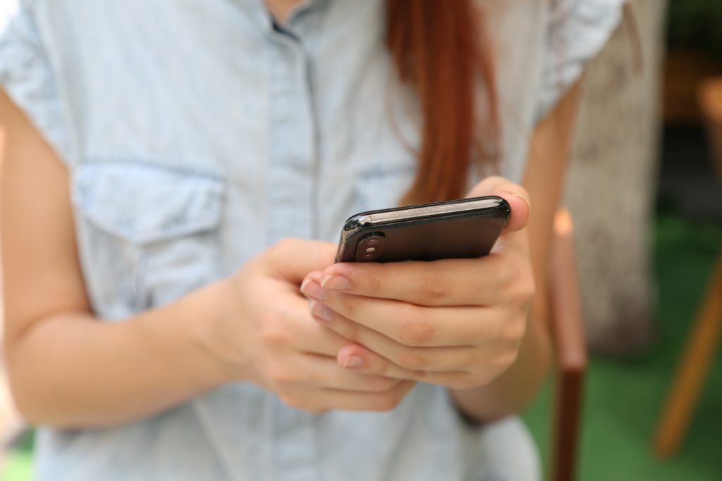 スマホを見る女性