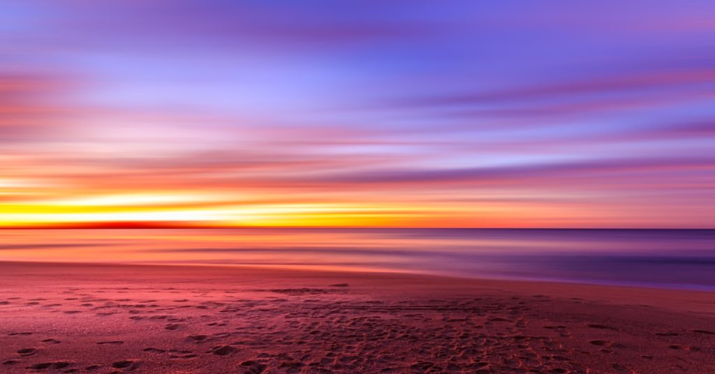 ビーチで見る夕日